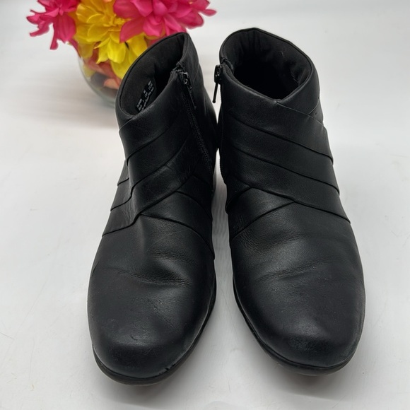 Clarks Black Ankle Boots with Low Heel and Sleek Design Size 9 BAB7735H - Picture 2 of 8